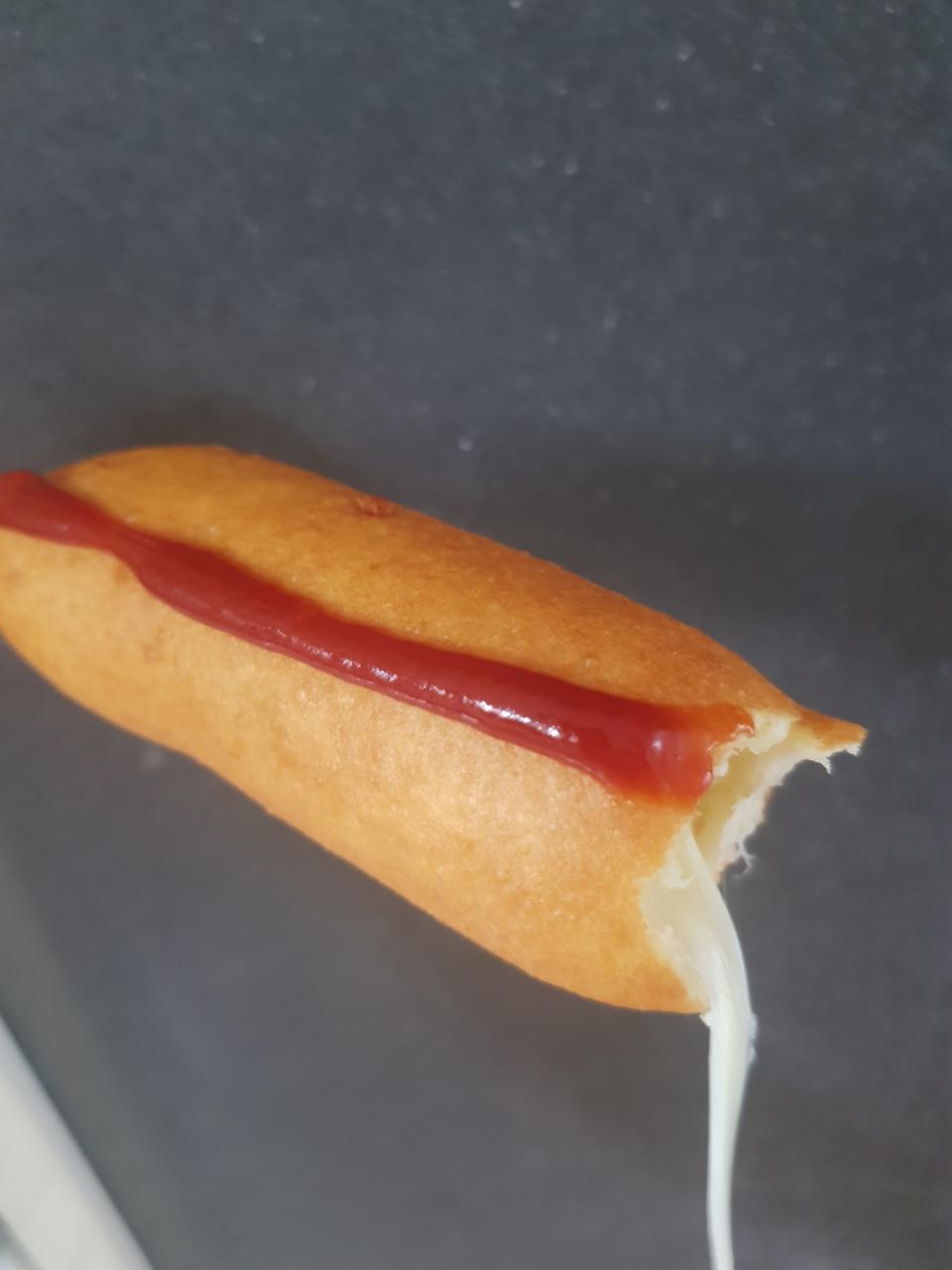 맛있어요 빵에 살짝 고구마 맛이 나면서 치즈도 많이 들었고 소시지도 탱글탱글하니 맛나요