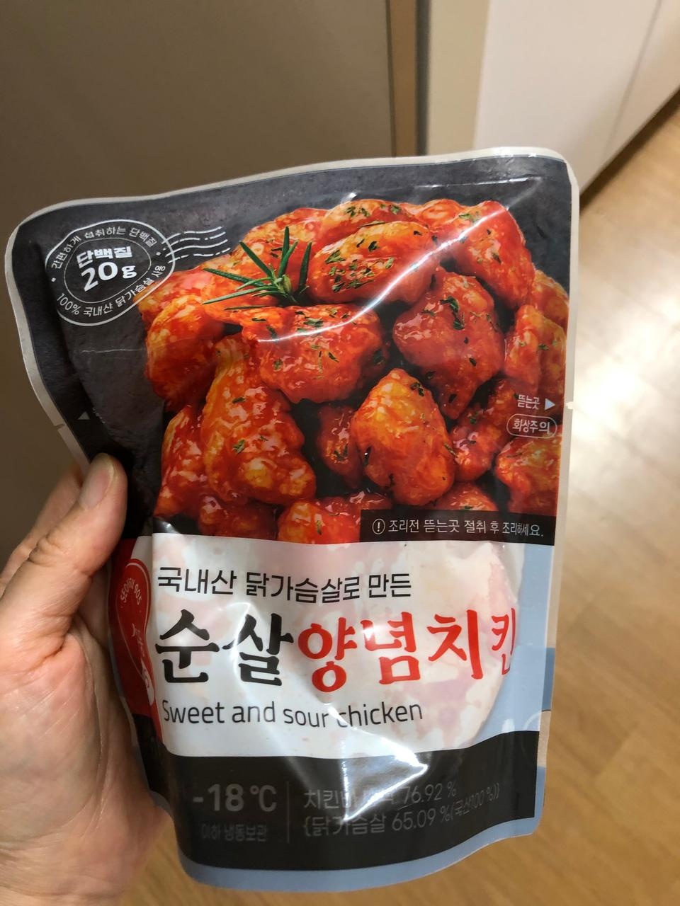 양념 치킨 생각날때 포장 뜯어서 전자레인지에 돌려 먹으면 좋더라고요! 저한텐 약간 매웠어요