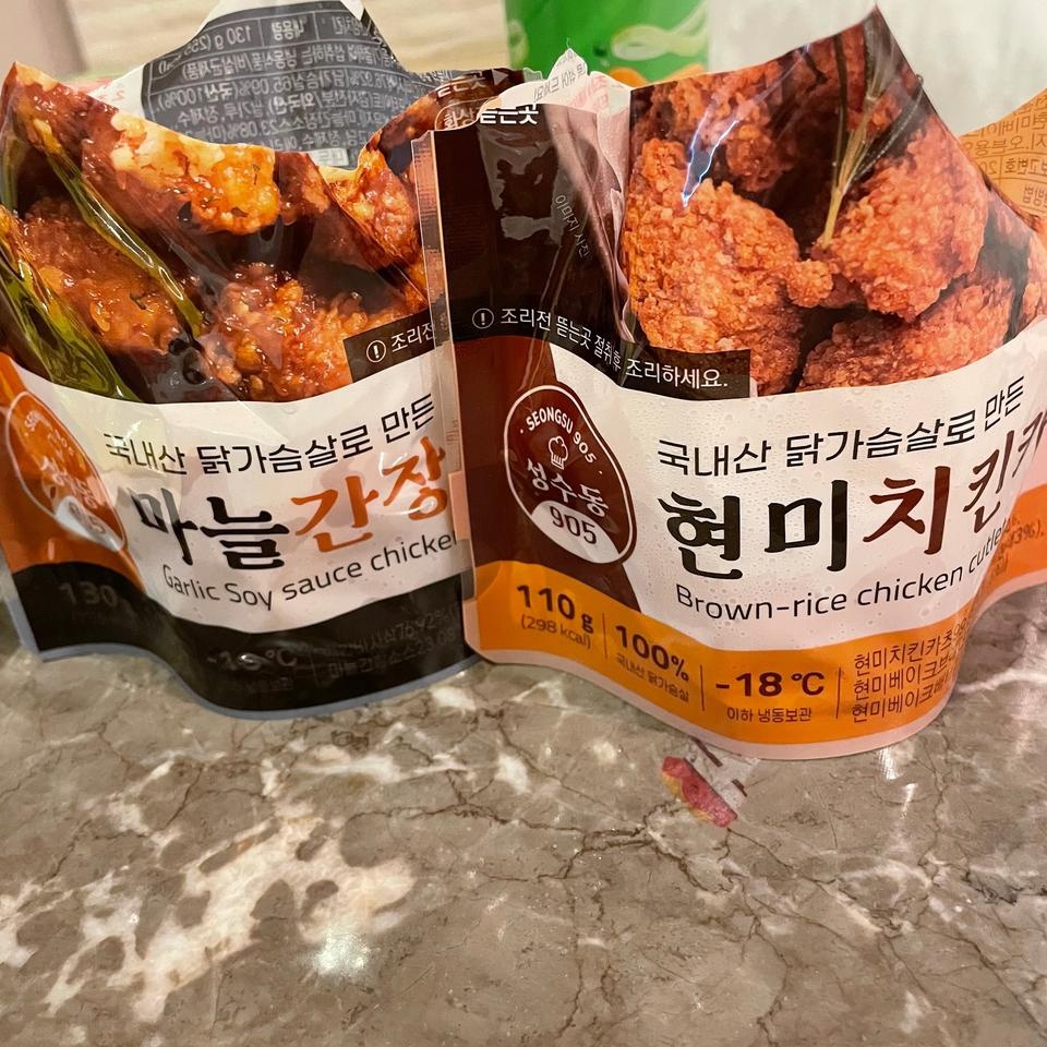 다이어트 하는 중 인별로 접하게 된 치킨.
식단하다가 먹은 치킨이어서 그런지 정말 맛있게 먹었습니당-! 
...