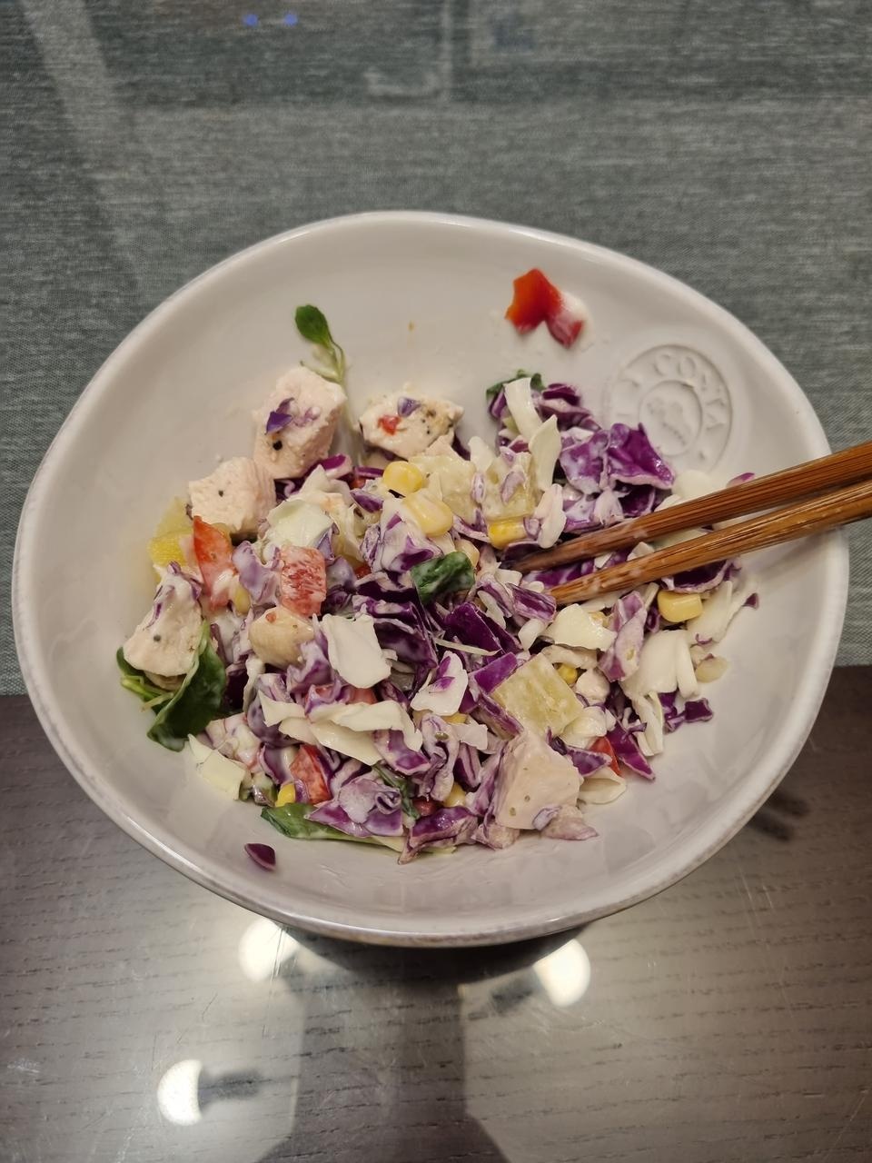 샐러드가 먹기 좋게 잘 잘라져 있고 드레싱도 맛있네요