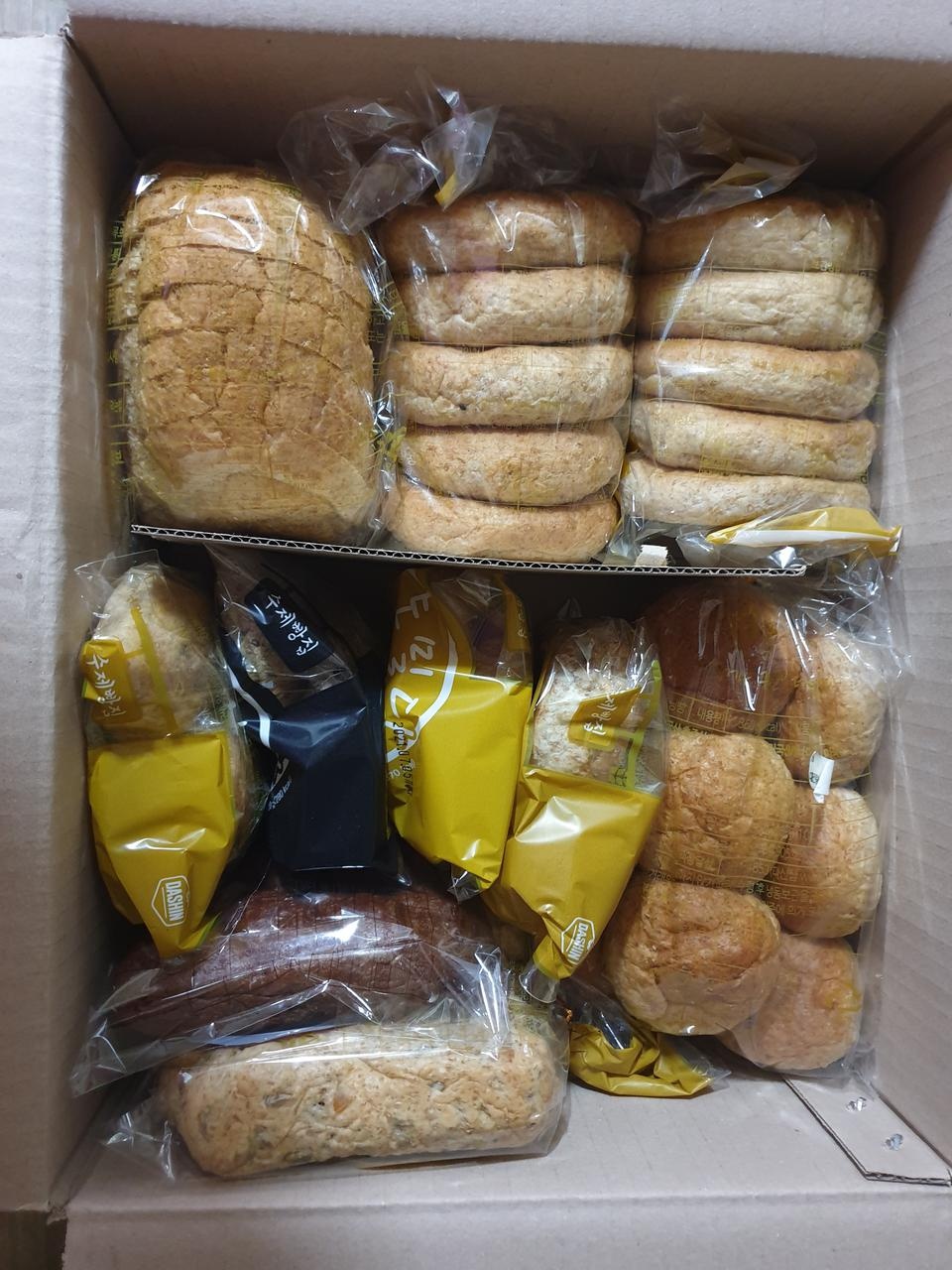 첨가하지 않고 발효통밀로만 만든빵이라 살찌지 않을거같아 재주문해여 생각보다 맛도 있어요