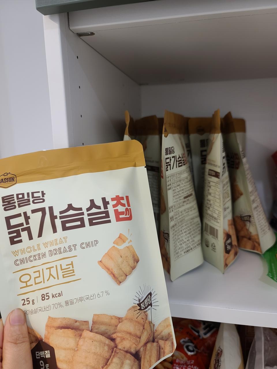 대박~!!   넘 맛있고 바삭하고 더군다나 먹어도 단백질 보충도 되어 다이어터에겐 넘 도움되는 과자입니다
...