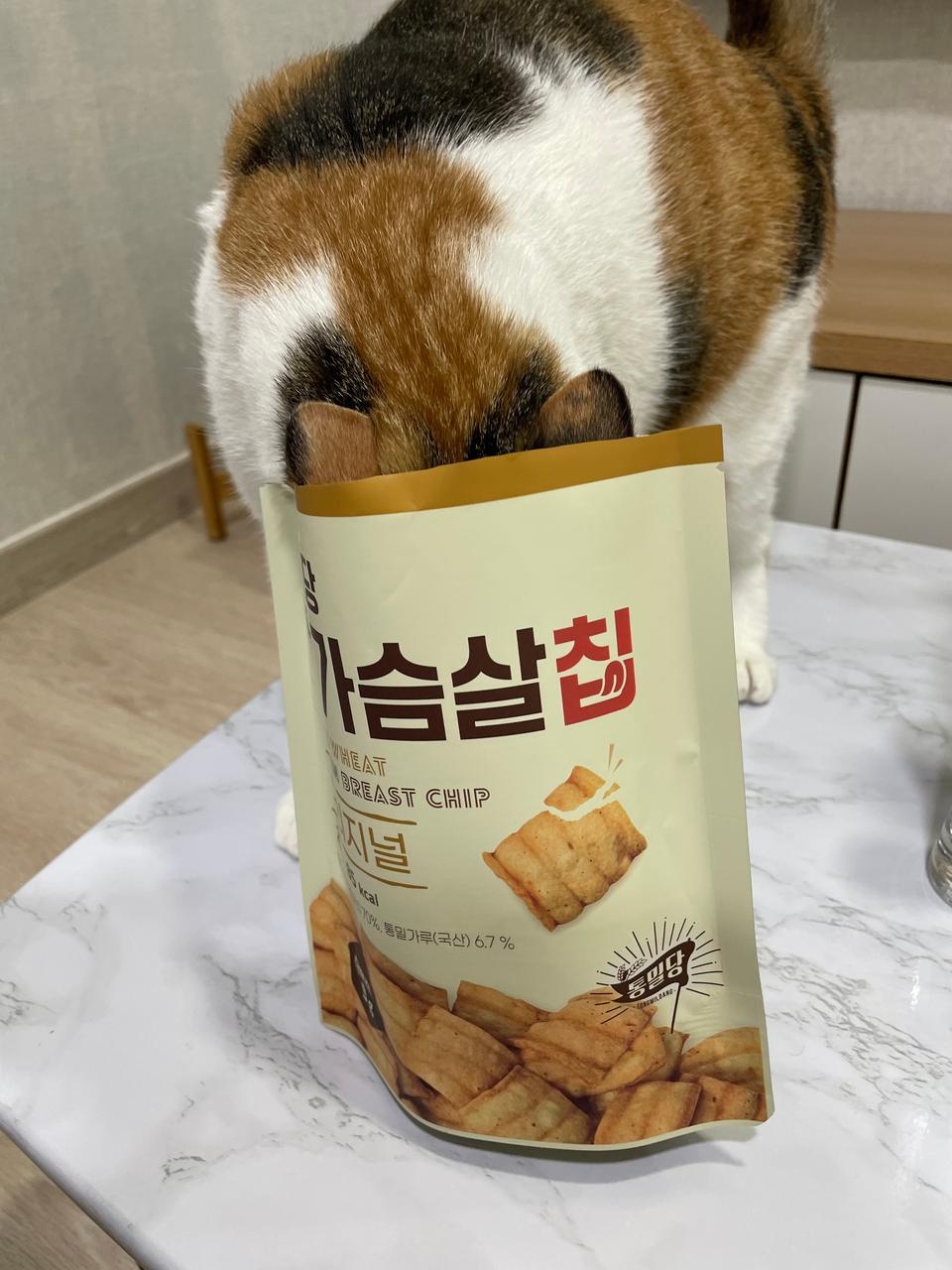 꾸이꾸이 맛과 같습니다.
꾸이꾸이 좋아하시는 분들에게 추천 하구요
다른게 있다면 조금더 두께감이 있고,
...