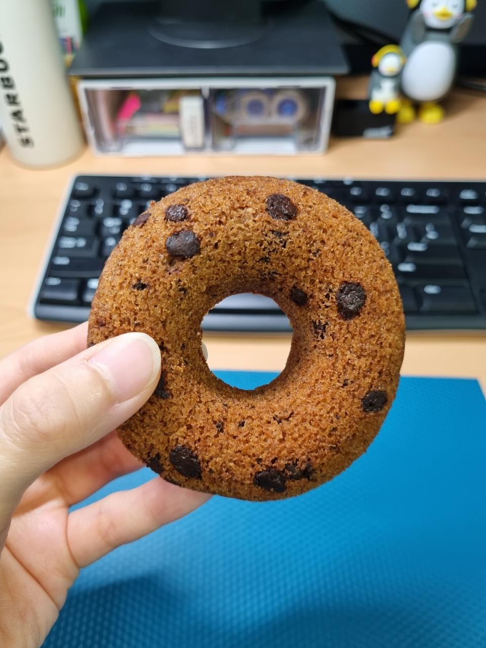 주문하고 바로 다음날 총알배송왔어요! ㅋ 도넛 좋아하는데 던킨먹을때마다 죄책감들었던 저라서..미주라 통...