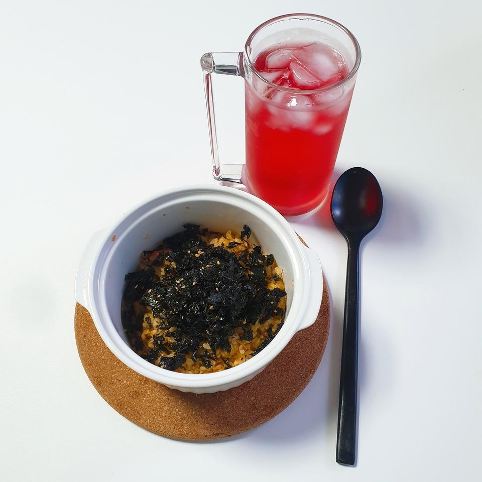 뭔가 김치를 씻어서 담백하게 만든 김볶맛있예요 간도 심심하긴한데 제 입맛에는 나쁘지않았습니다~! 김자반...