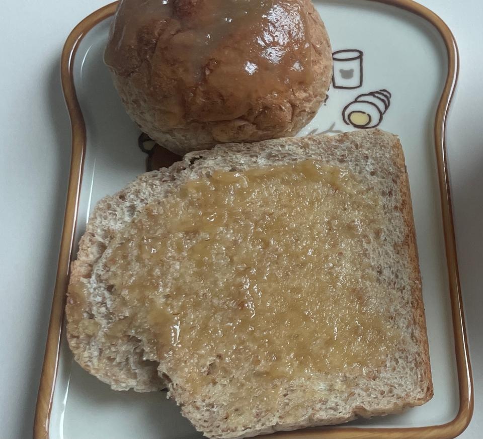 통밀빵인데도 너무 맛있어요
꼬숩고 잼 발라먹으면 더 맛나요
