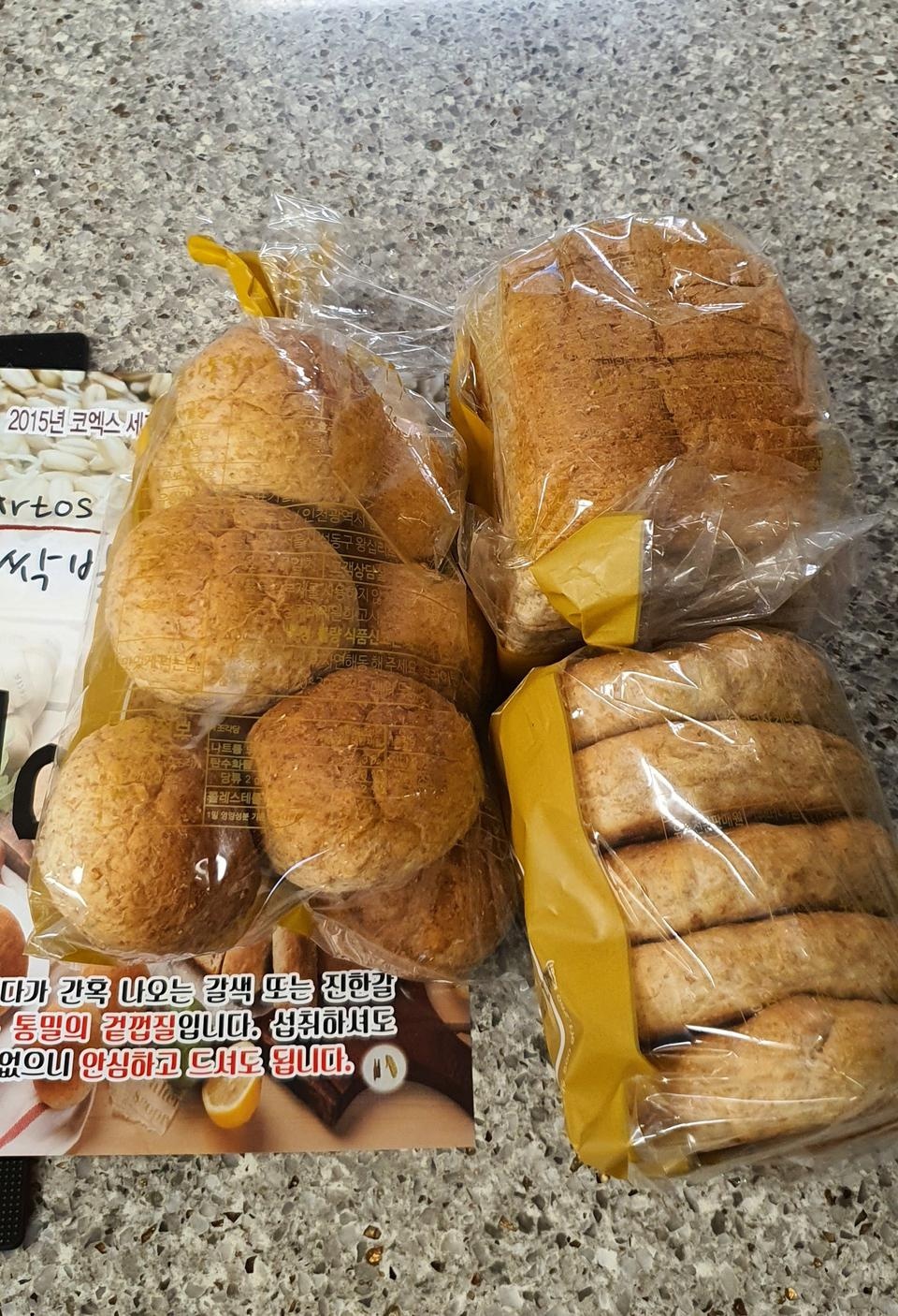 배송도 빠르고 계란후라이해서 얹고 토마토랑 케찹 올려 먹었는데 맛있고 타업체서 통밀식빵 먹었던건 거칠...