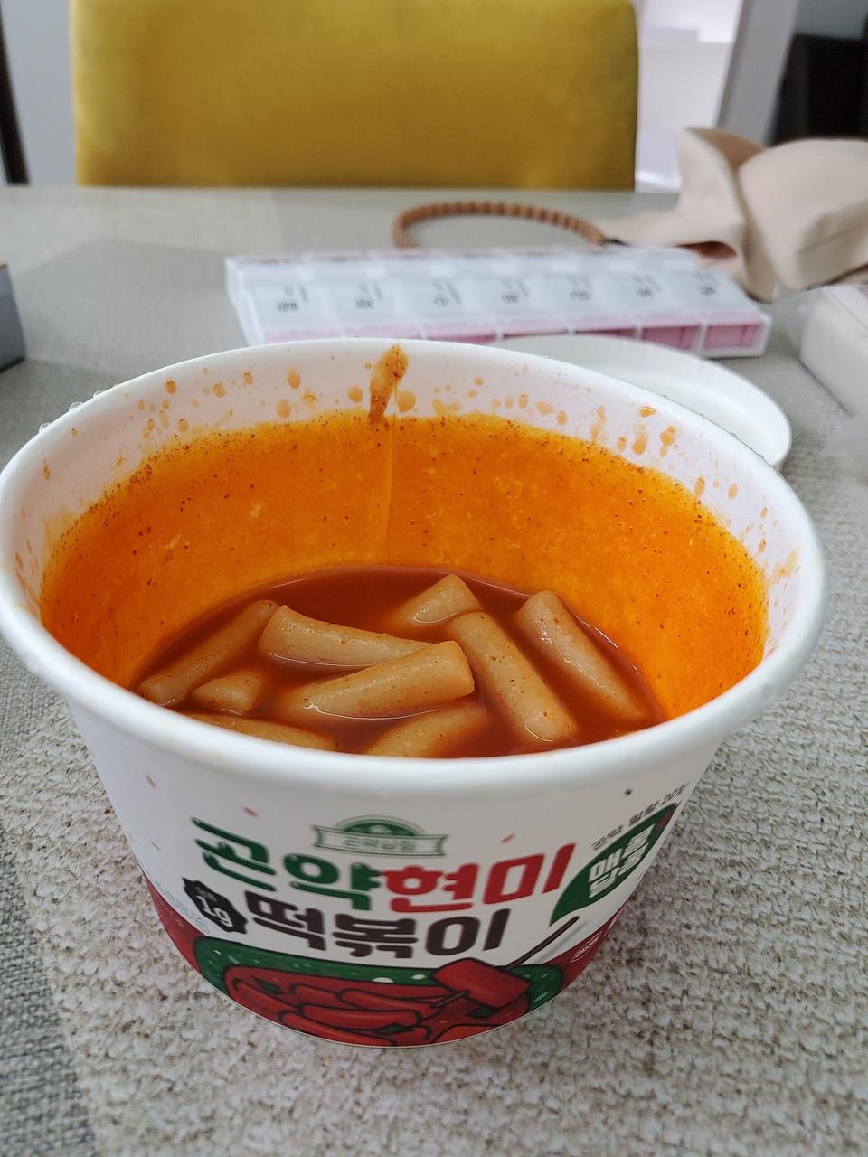 쏘스 뜯을때부터 맛있는냄새나더니 오옷
좋아용♡떡이 질감이 재밌어용ㅋㅋ 두개만 사봤는데 또사야겠네용ㅠ...