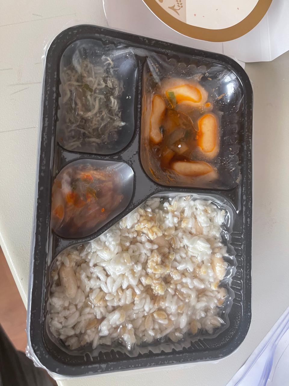 양이 고만고만 하지만 타사보다 반찬이 약간 더 맛나네요