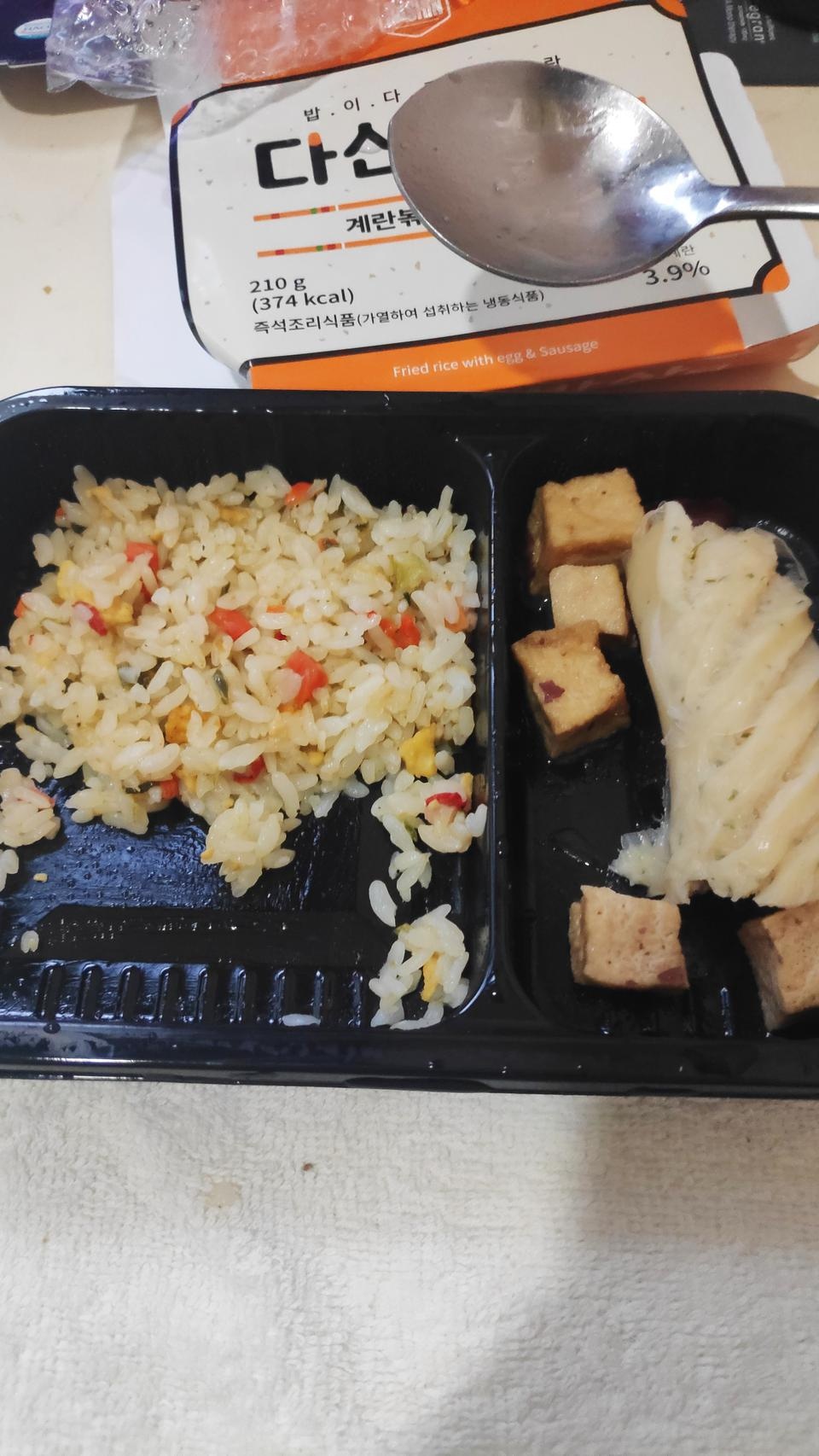 배불리 먹을 양은 아니지만 맛있고 균형있는 식단 같아 다이어트에 정말 좋다는 느낌이 듭니다!!