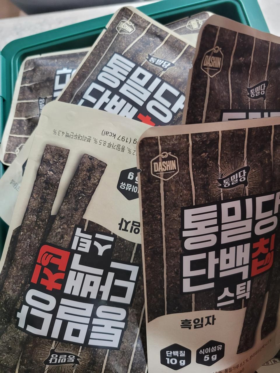 귀리랑 흑임자 먹어본후 흑임자가 너무 고소하니 통밀맛도  안나고 첨 먹는 아이맛나다고 ㅇ바네요 씹을수록...