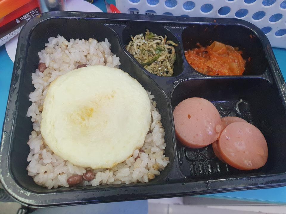 반찬이 나름 다양한거같아요 밥은 현미라그런가 맛없긴한데 다이어트도시락이 다 그렇죠 뭐 다음에 또 시킬...