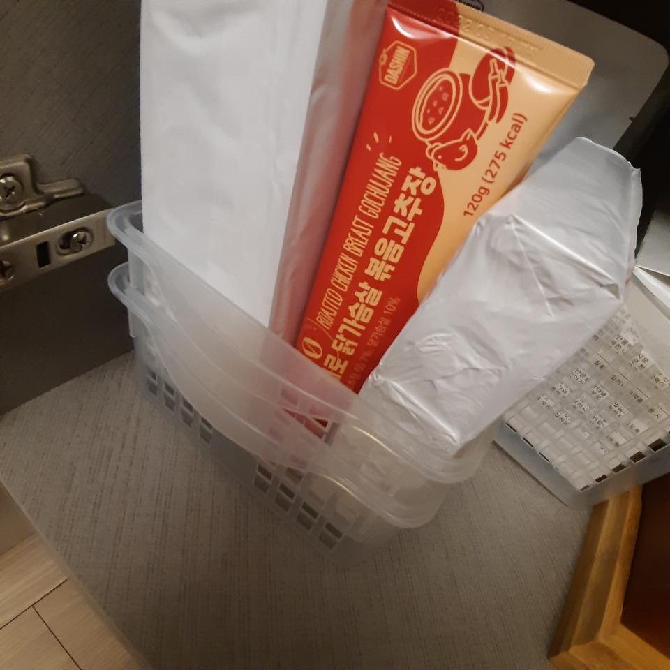 가격도 싸고 맛도 좋고 당성분도 없고 쟈구매하였습니다.
처음 하나만 맛뵈기로 샀는데 저희남편 맛있다하고...