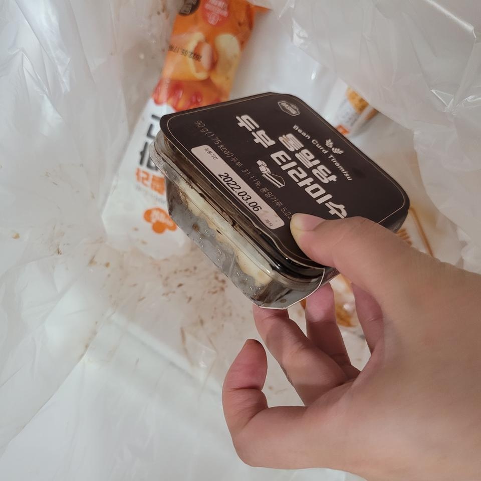 다 녹아서 왔습니다.. 반품할까 고민 많이 했는데
비닐 포장되어있는거는 그냥 씻었구요.. 티라미수는 그냥 ...