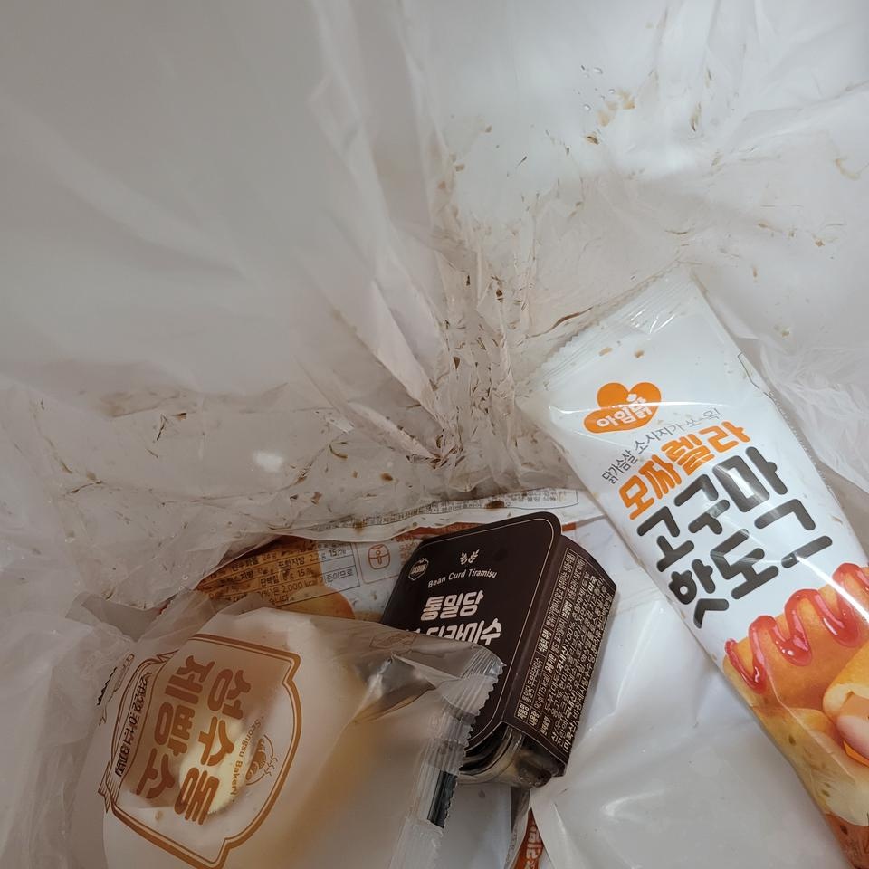 다 녹아서 왔습니다.. 반품할까 고민 많이 했는데
비닐 포장되어있는거는 그냥 씻었구요.. 티라미수는 그냥 ...