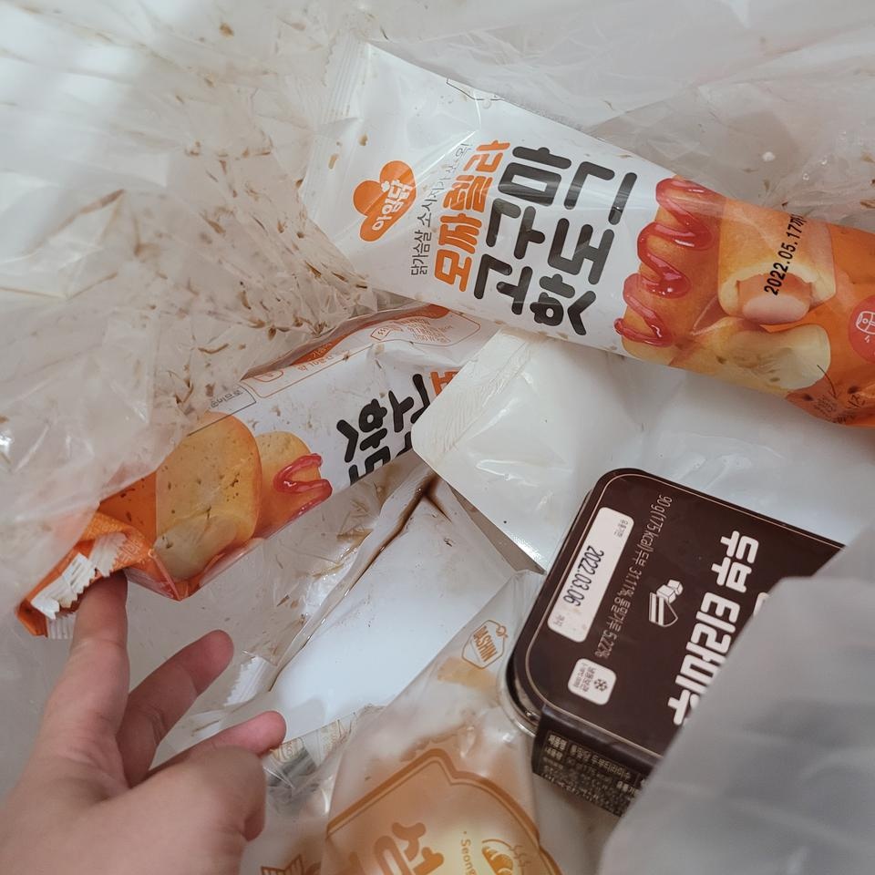 다 녹아서 왔습니다.. 반품할까 고민 많이 했는데
비닐 포장되어있는거는 그냥 씻었구요.. 티라미수는 그냥 ...
