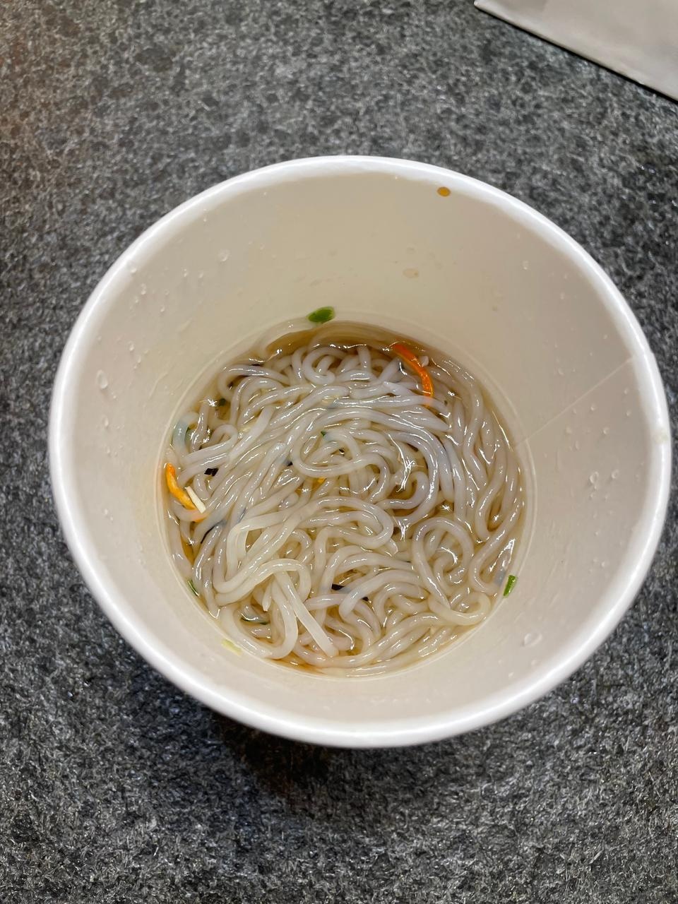 밀가루가 아니라 곤약이라서 칼로리 낮아서 좋았어요 시중에 파는 밀가루 우동을 기대했다면 아쉬울거지만 ...