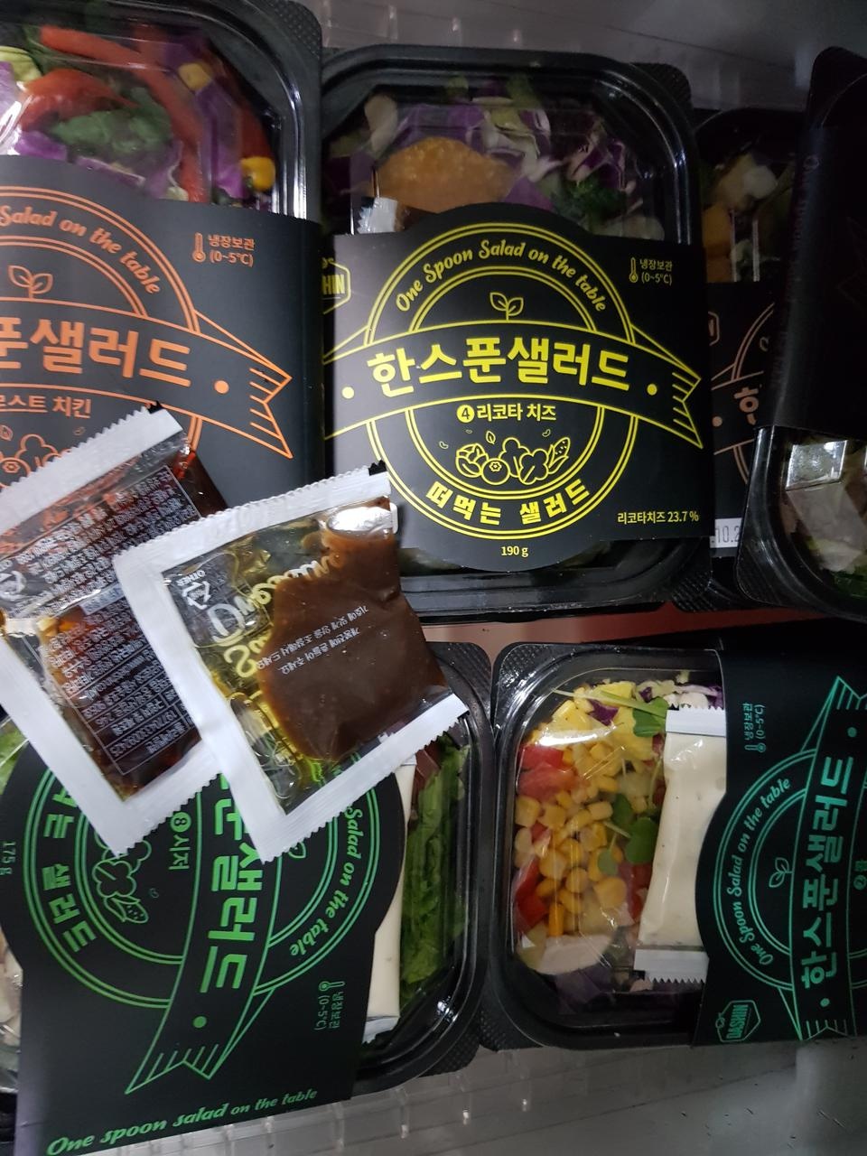 깔끔하고 맛있네요 바질샐러드는 취향이 아니네요ㅠㅠ 좀 기대했는데