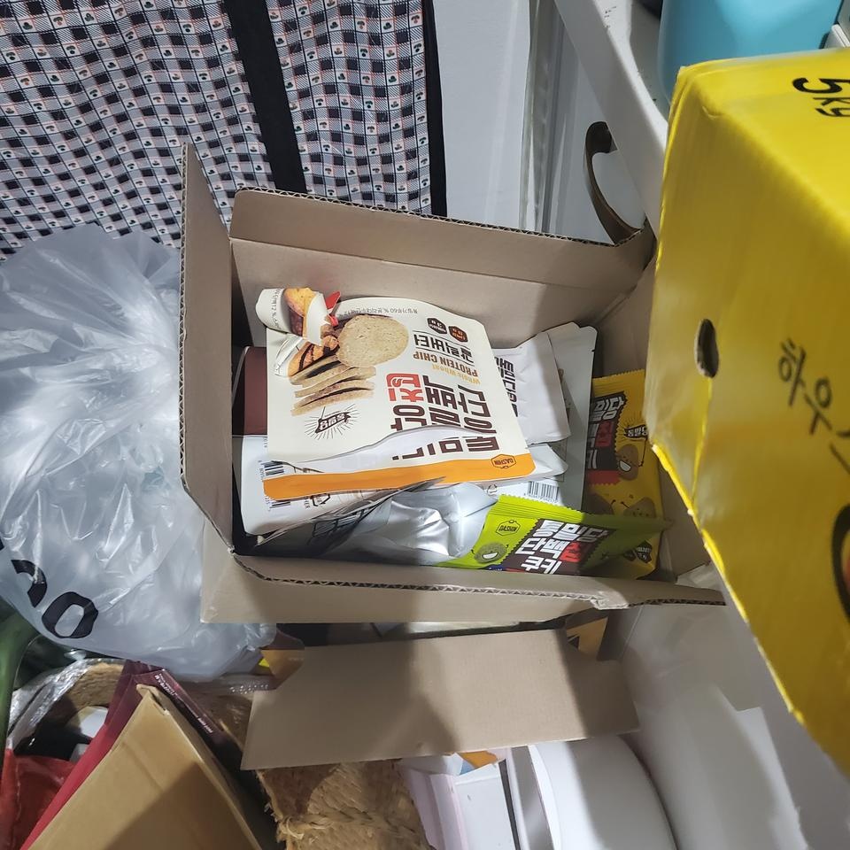 칼로리가 낮은 건강스낵이니 막 맛있고 그런건 아니지만 씹을 수록 은근 고소하니 질리지않는 맛입니다