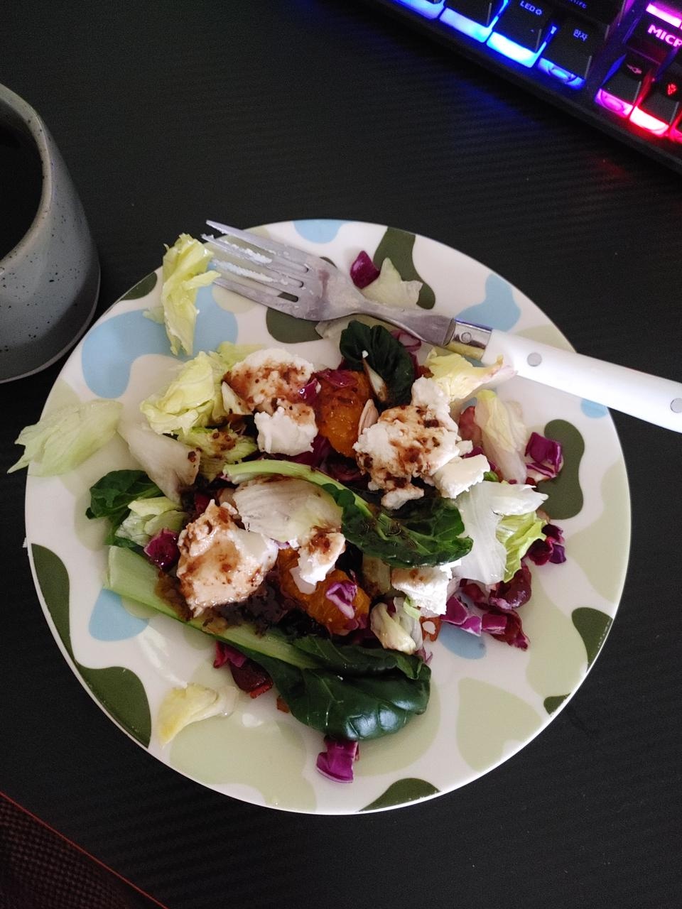 다이어트 중이라 점심 한끼로 먹고 있는데  맛나서 자꾸 시키게 되네요