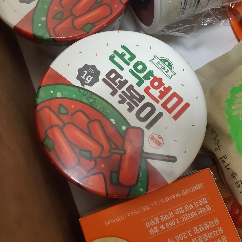 떡볶이 먹고싶을때 대체할수 있을것 같아요. 떡은 좀 딱딱하지만 양념 맛은 괜춘!