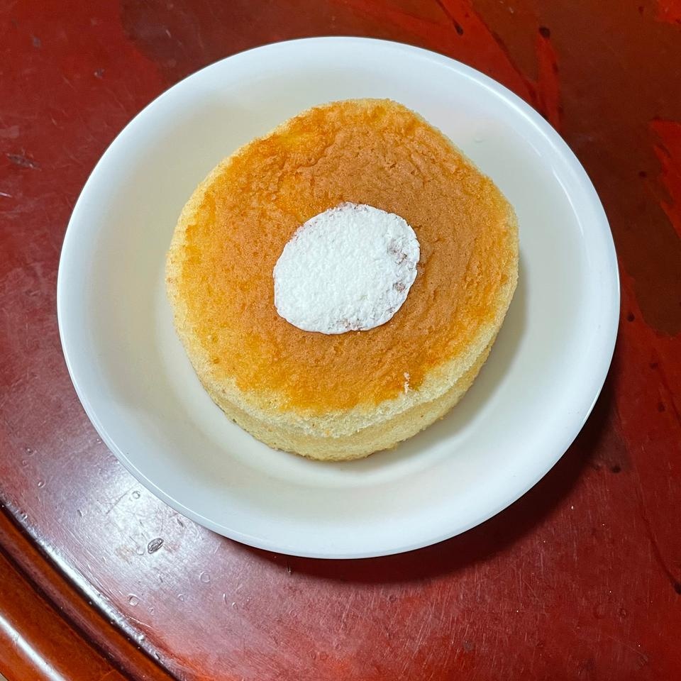 이거 진짜 맛있어요! 카스테라 자체가 진짜 부드럽고 가운데 있는 크림도 두유가 들어간지도 모르겠어요. 생...