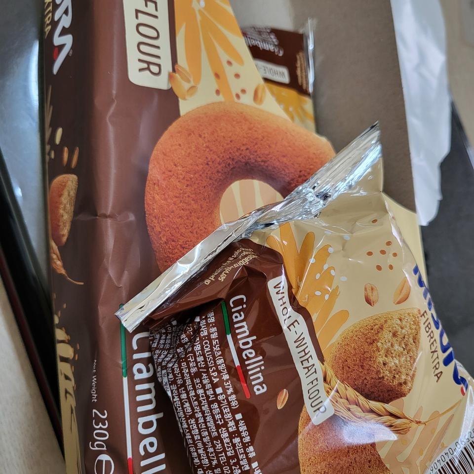 커피랑 잘 먹고 있습니다.