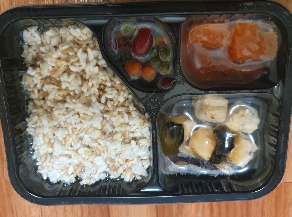 포장이 꼼꼼하게 잘 되어있었고, 전자레인지에 돌리고 나서 비닐을 벗기기가 편했습니다. 간편하고 맛있습니...