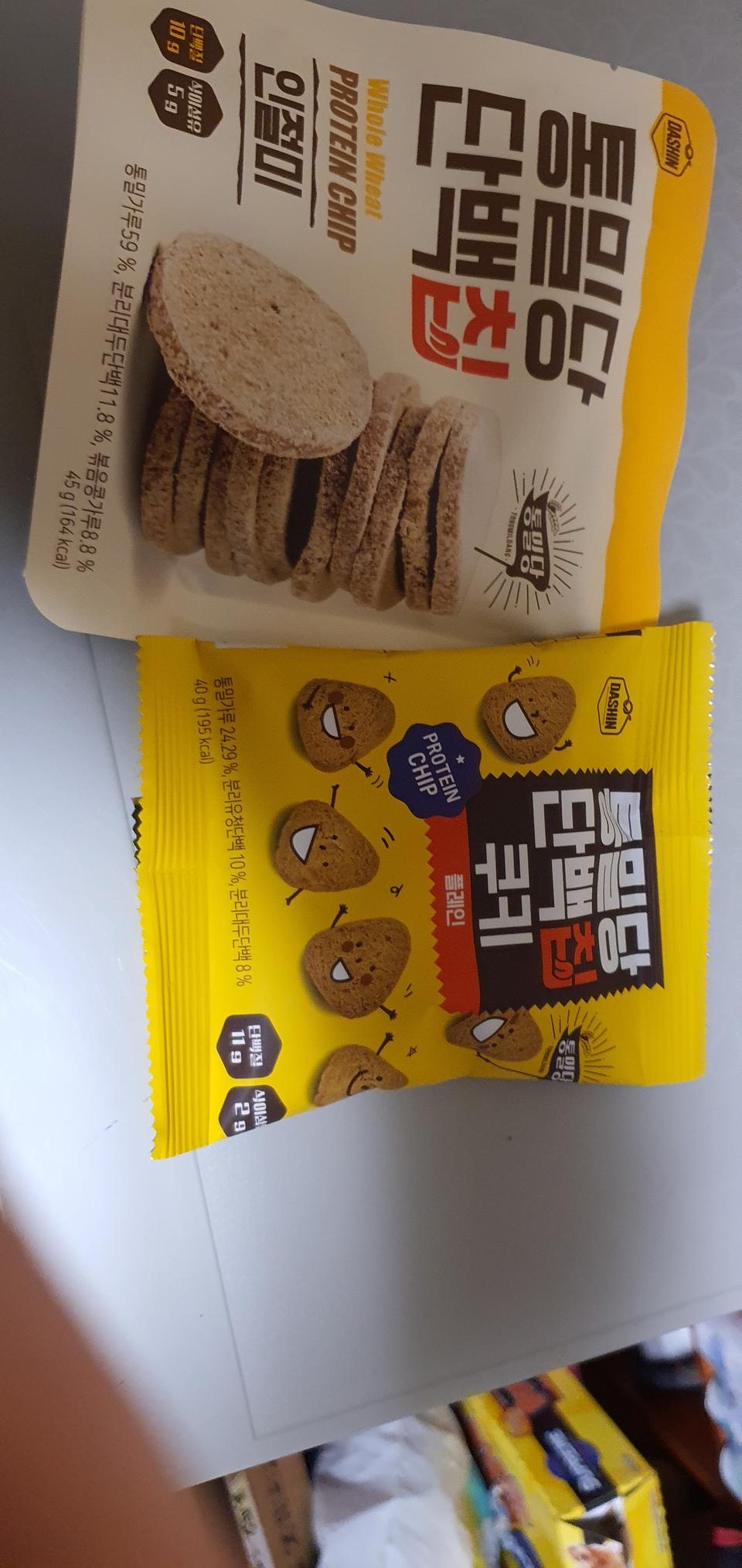 다이어트할때는 먹고 싶은걸 못먹어서
우울한데 그럴때마다 이 과자를 먹으니깐
기분이 좋아지네요. .
고소...