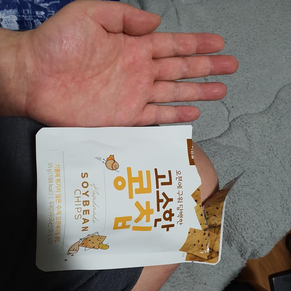 담백하고 심심한 맛이고 다이어트에 과자라 행복하지만 양이너무 작아요 ㅠㅠ