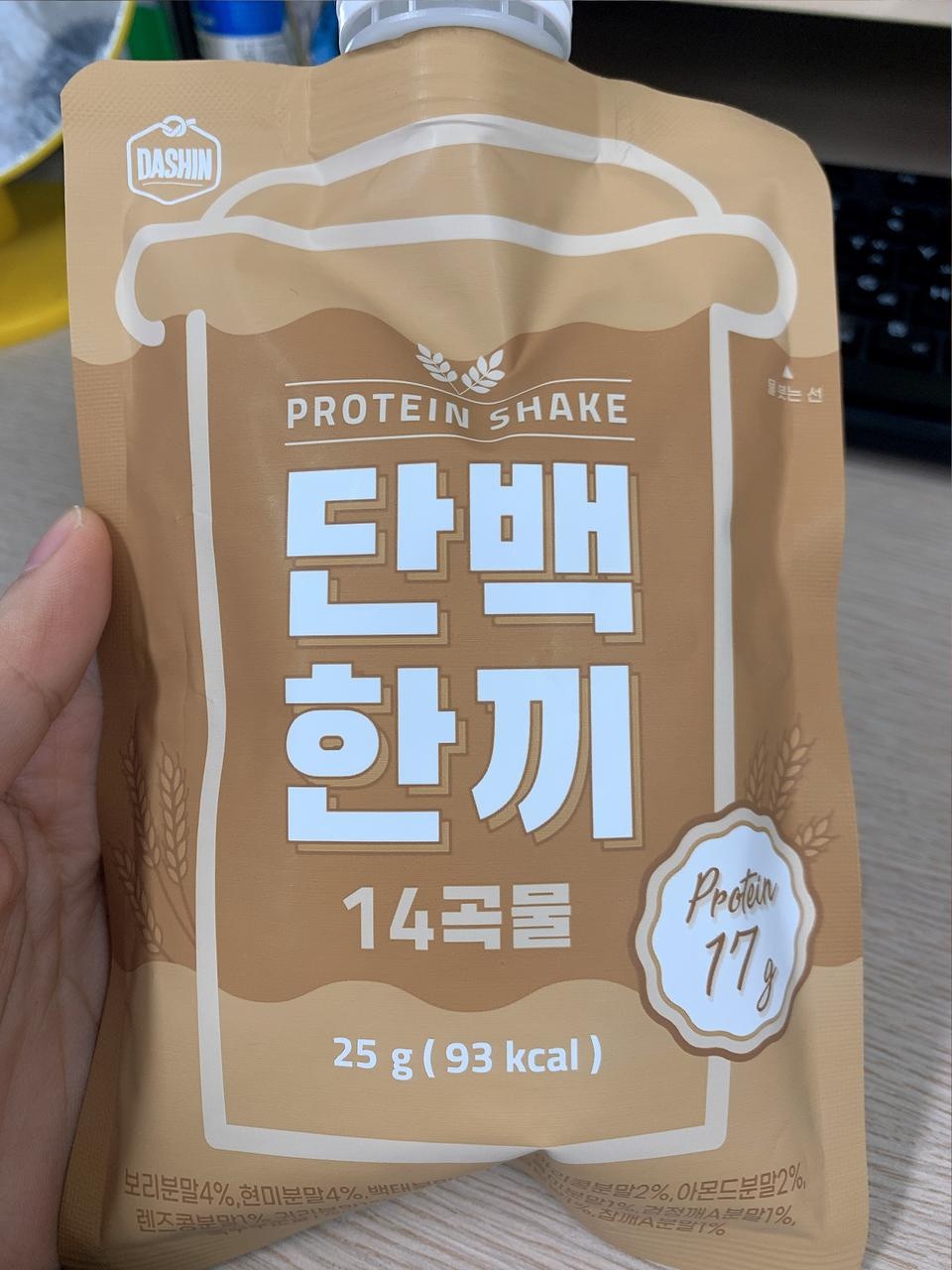 미숫가루 맛이고 물에도 엄청 잘 녹아서 좋음
한끼로 먹기에는 너무 적은데 다이어트 용이라서 나쁘지 않음