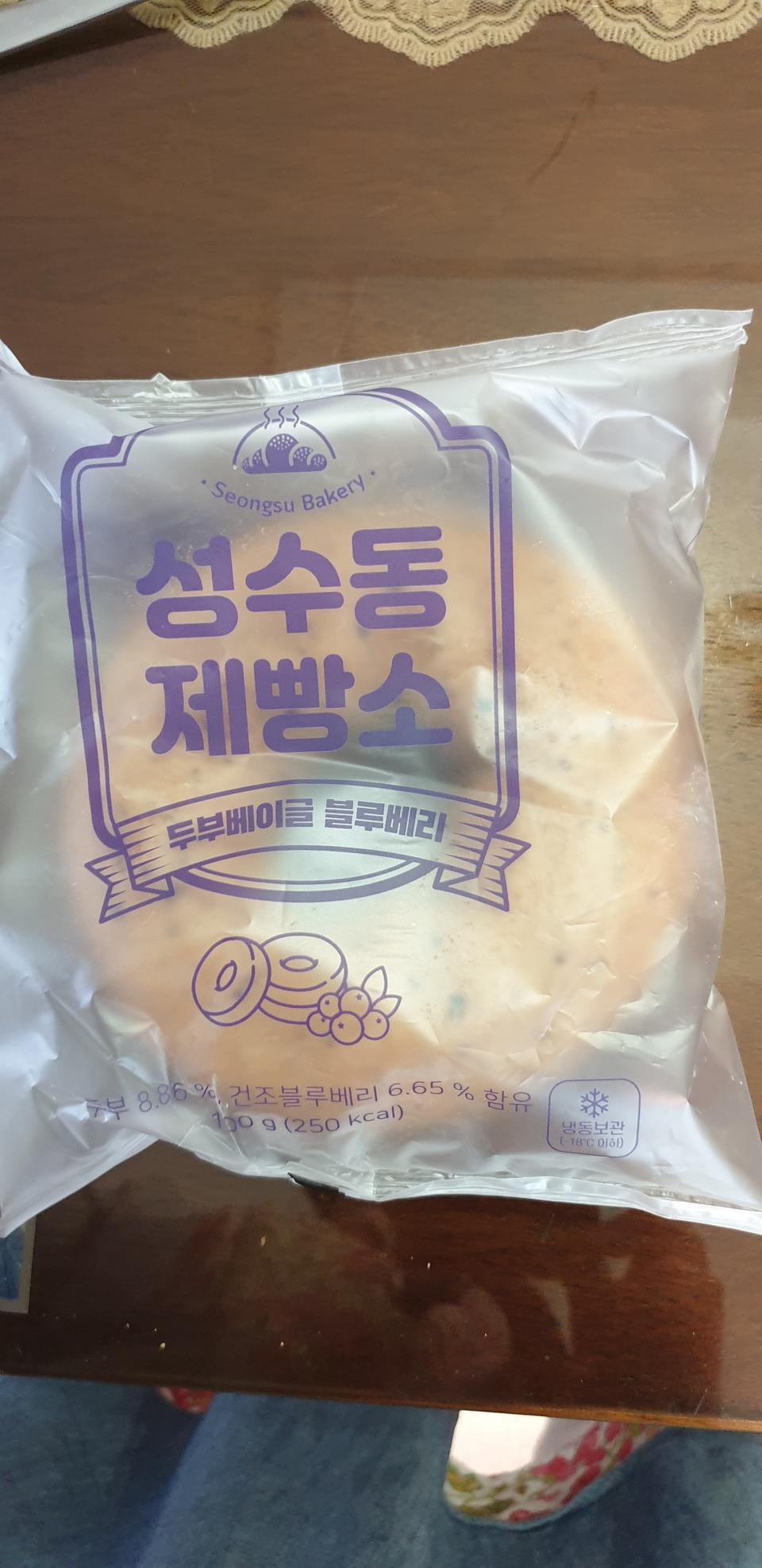 구워서 딸기랑 그릭요거튼 얹어서 맛있게 먹었어요~