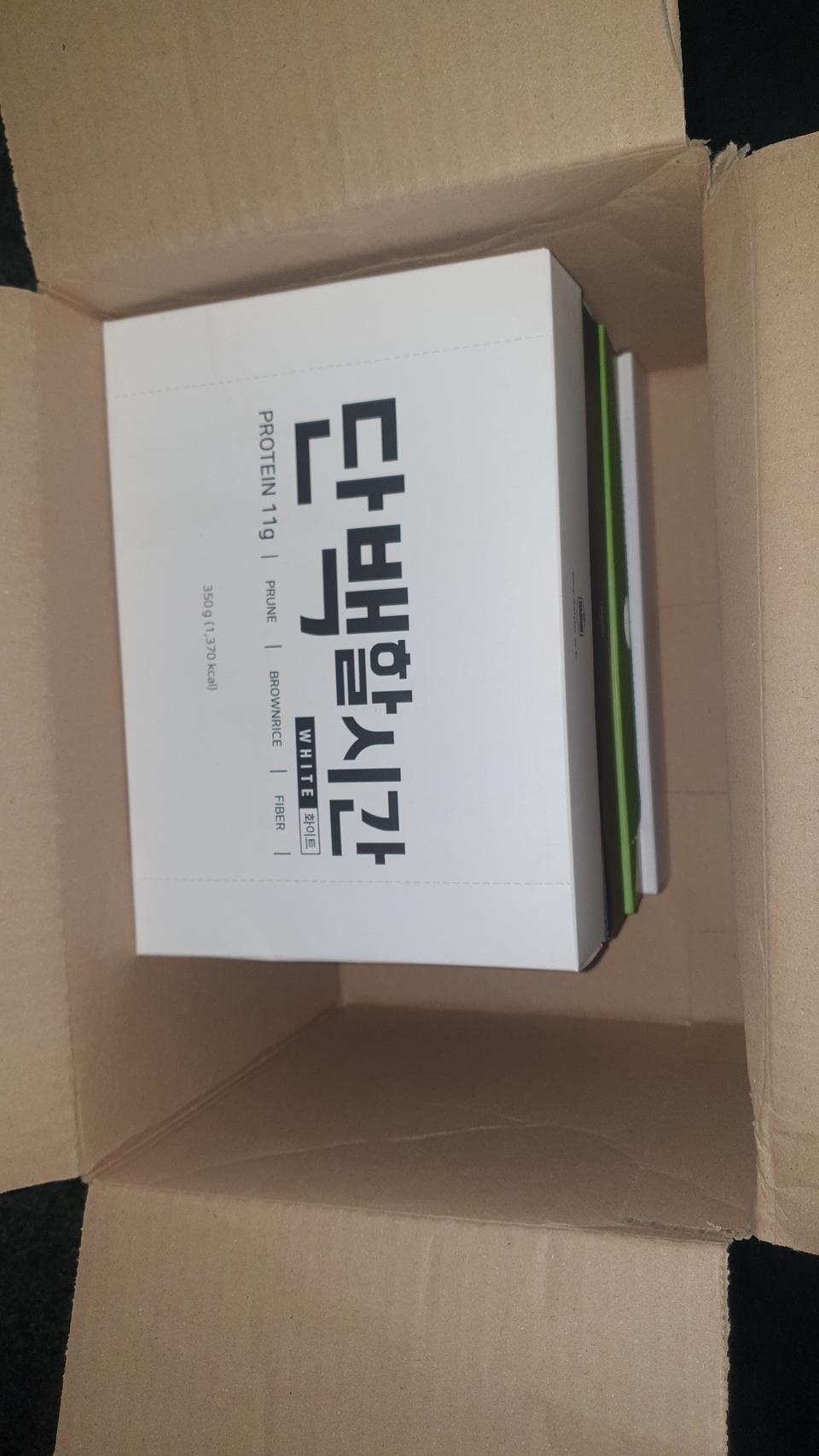 택배는 이렇게 옵니더.
블랙아웃올때 한입 냠