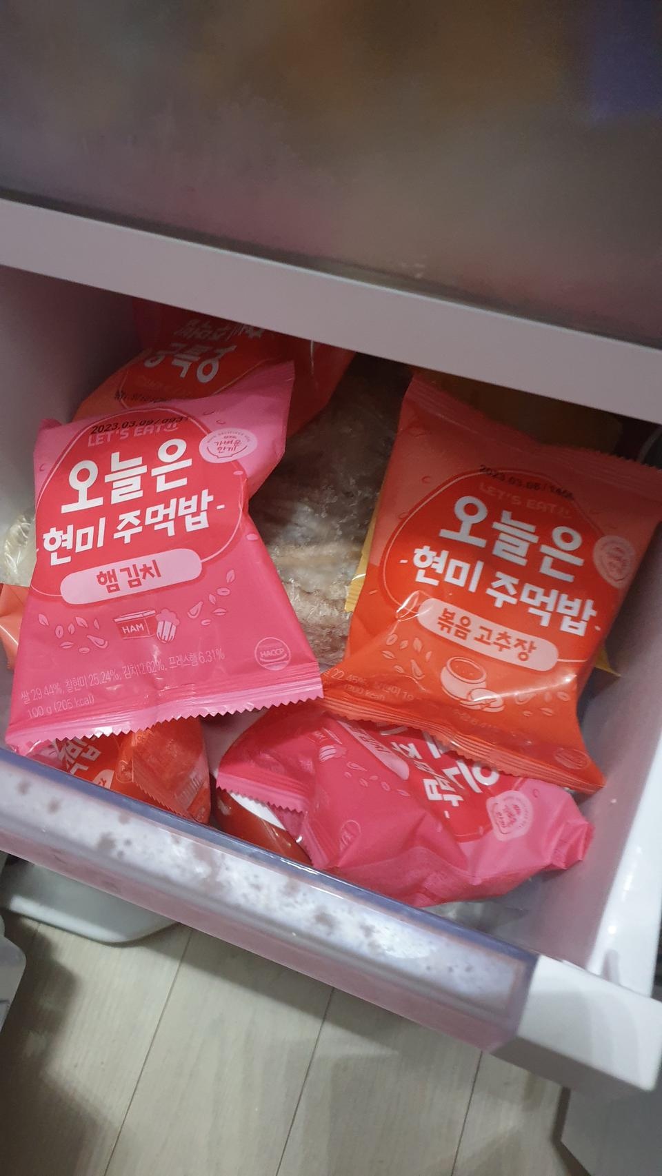 후기중 구라가 많아 찜찜했지만 싼 가격에 속는셈 치고 샀더니 5점 줄만 하네요 렌즈에 대우면 퍼진다는 얘...