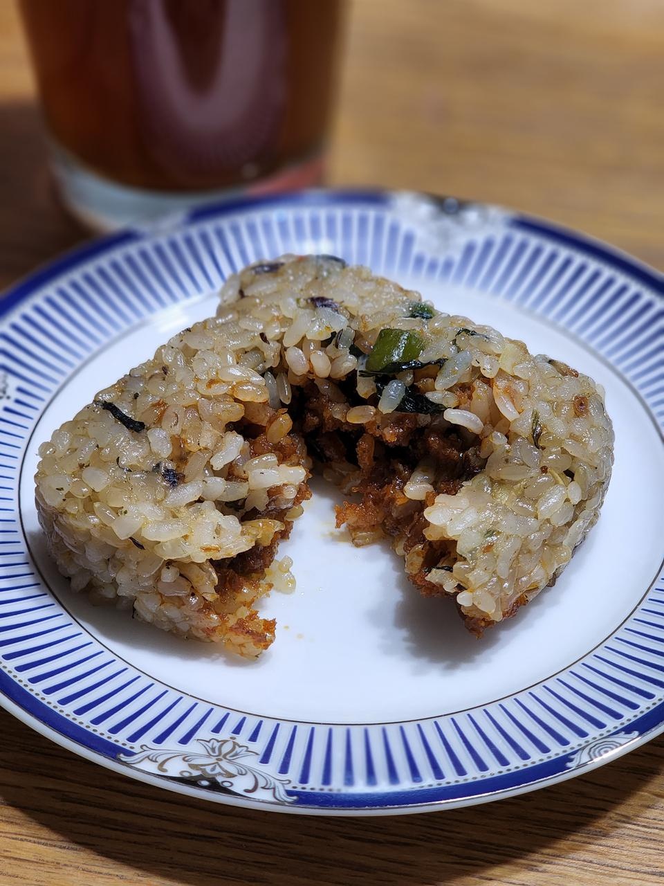 겉부분이 누룽지같아서 개인적으로는 쏘쏘한데 맛은 있어요