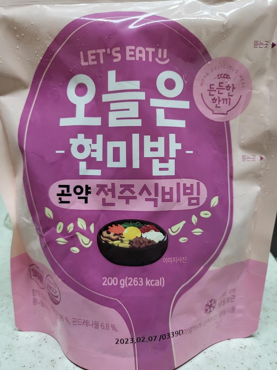 엄청 맛있다는 솔직히 아니지만 그래도 다른 제품에 비해  괜찮습니다 ~!
나쁘지않아요 한끼 간편하게 딱 먹...