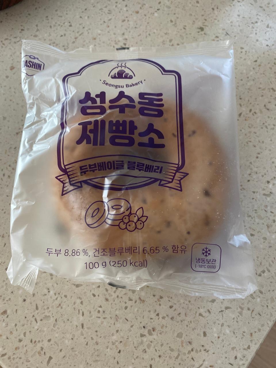 두부맛이 특별히 느껴지지 않으면서 
일반 베이글과 같이 쫄깃하고 맛있습니다. 
낱개포장도 매우 마음에 듭...