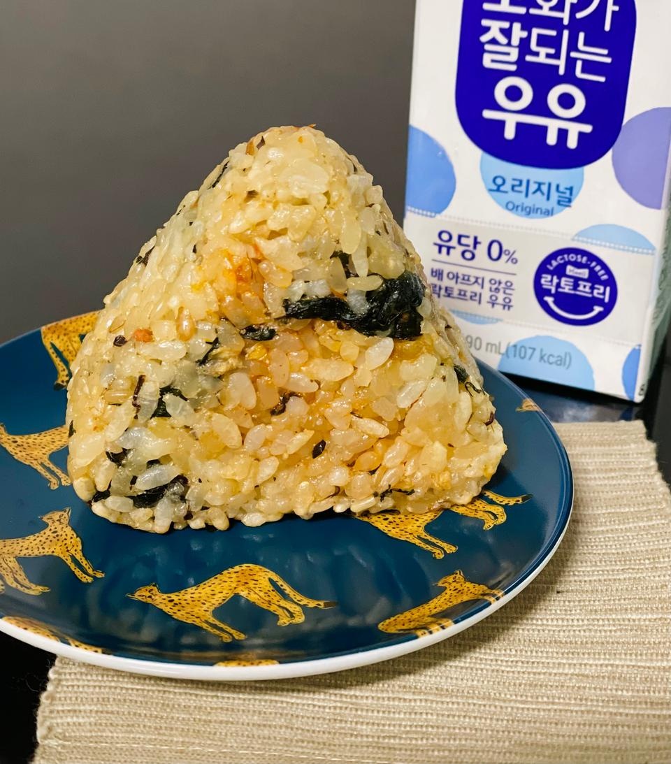 현미 식감이 좋고 맛있어요
주먹밥 하나, 우유 하나. 제 아침입니다:)
재구매각!