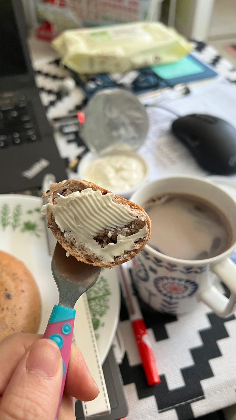 너무너무 맛있어요~
일반 베이글이랑 다른점 못느꼈어요 저는~!
근데 몸은 가벼우니 너무 좋네요 ^^
안떨어...