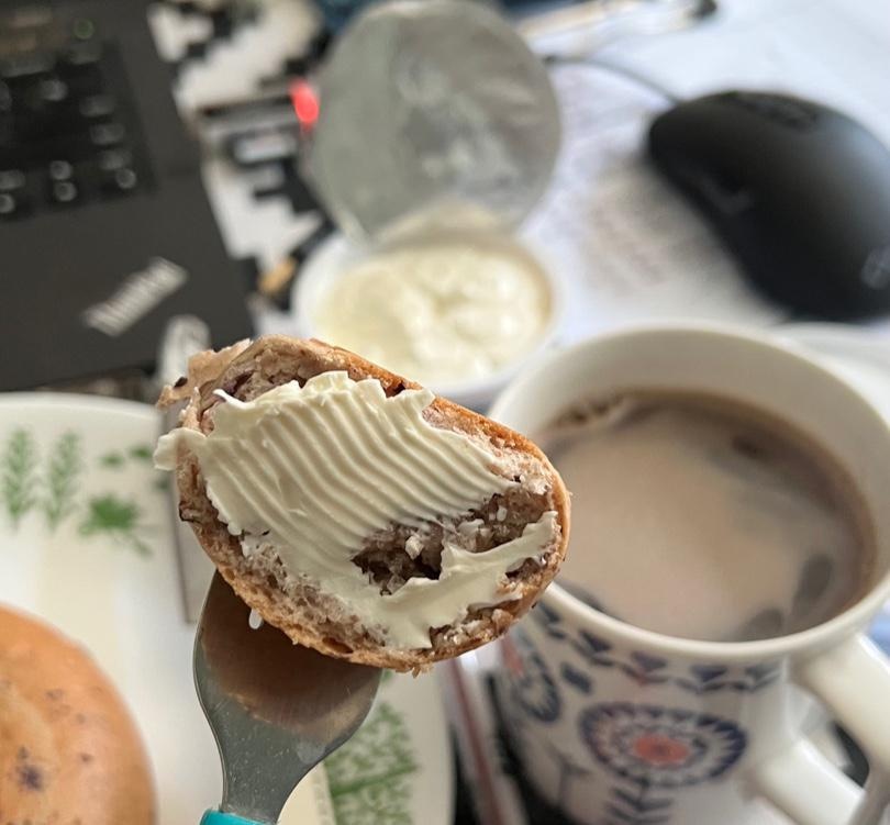 너무 맛있어서 다른것도 먹을거에요~
블루베리 베이글 너무 맛있어요~
플레인도 안질리고 맛있고요^^
짱짱 ...