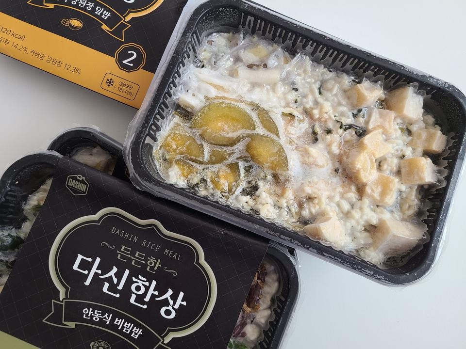 한그릇 덮밥스타일로 쓸데없는 콩반찬 같은거없어서 좋아요
그리고 양은 적어도 맛있음