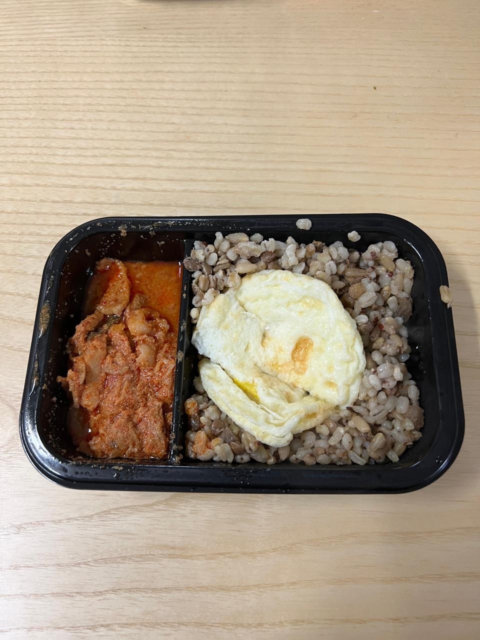 일단 칼로리가 300이 안넘는게 좋구요 양에비해 구성이 알찬거 같아요 
커팅 빡세게 할 때 영양소 챙기면서 ...