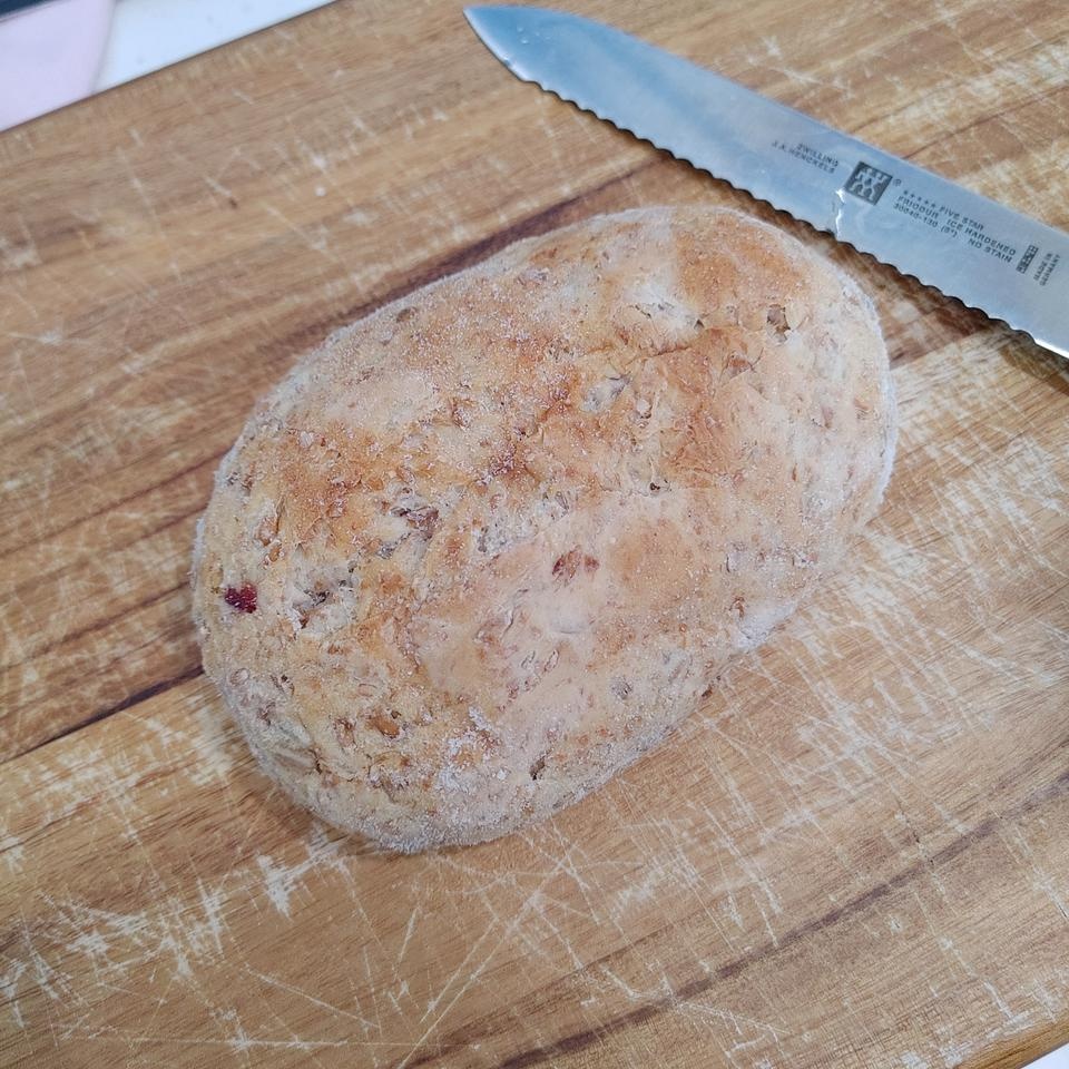 오~ 통밀빵 처음 먹어봤는데 생각보다 맛있어요~ 
늘 빵먹고나면 속이 불편했는데 이건 괜찮네용~! 
크기가 ...
