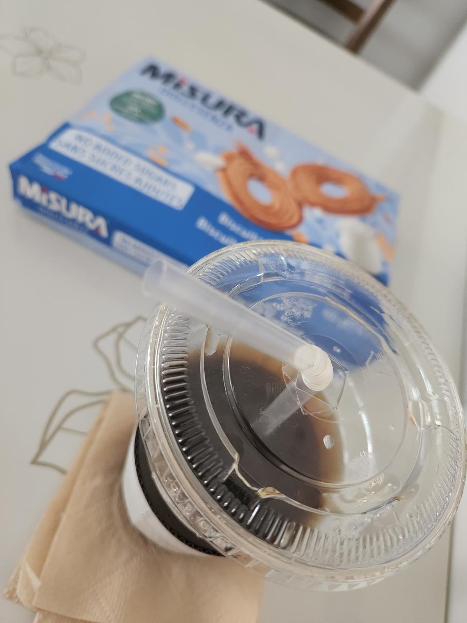이거 이름이 요거트 비스켓 이엏ㅇ구나ㅋㅋㅋ 아아랑 먹었는데 맛있었음

근데 이것도 부스러기 대박ㅋㅋ 그...