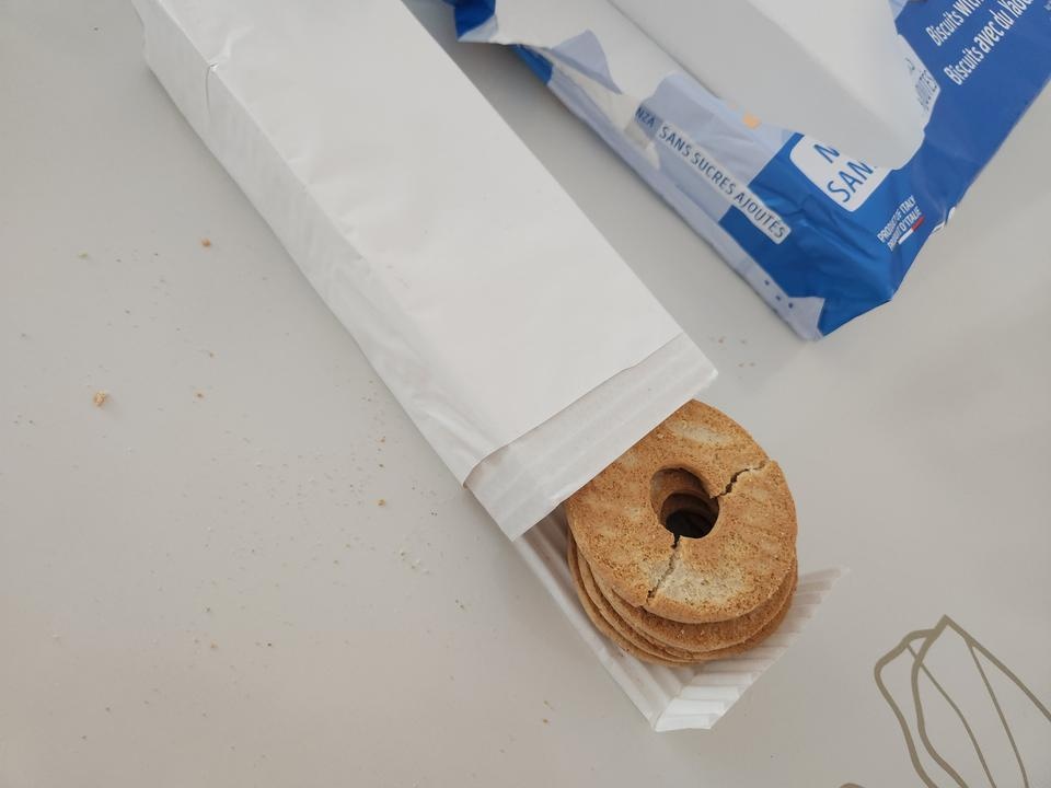 이거 이름이 요거트 비스켓 이엏ㅇ구나ㅋㅋㅋ 아아랑 먹었는데 맛있었음

근데 이것도 부스러기 대박ㅋㅋ 그...