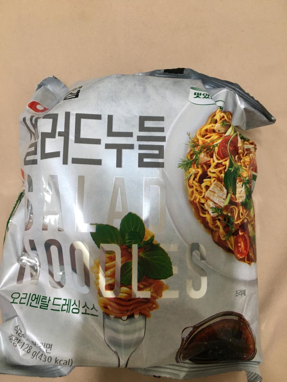 잘먹었습니다 샐러드 챙갸먹게 되어서 좋아요
비빔밥도 해먹고 샐러드 누들이랑 쫄면이랑도 같이 먹으면 맛...