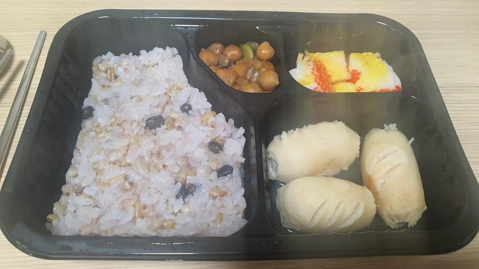 양념 따로 뿌릴 필요도 없고 진짜 맛있어요 반찬종류도 여러개라서 안 질리고 잘 먹고 있습니다