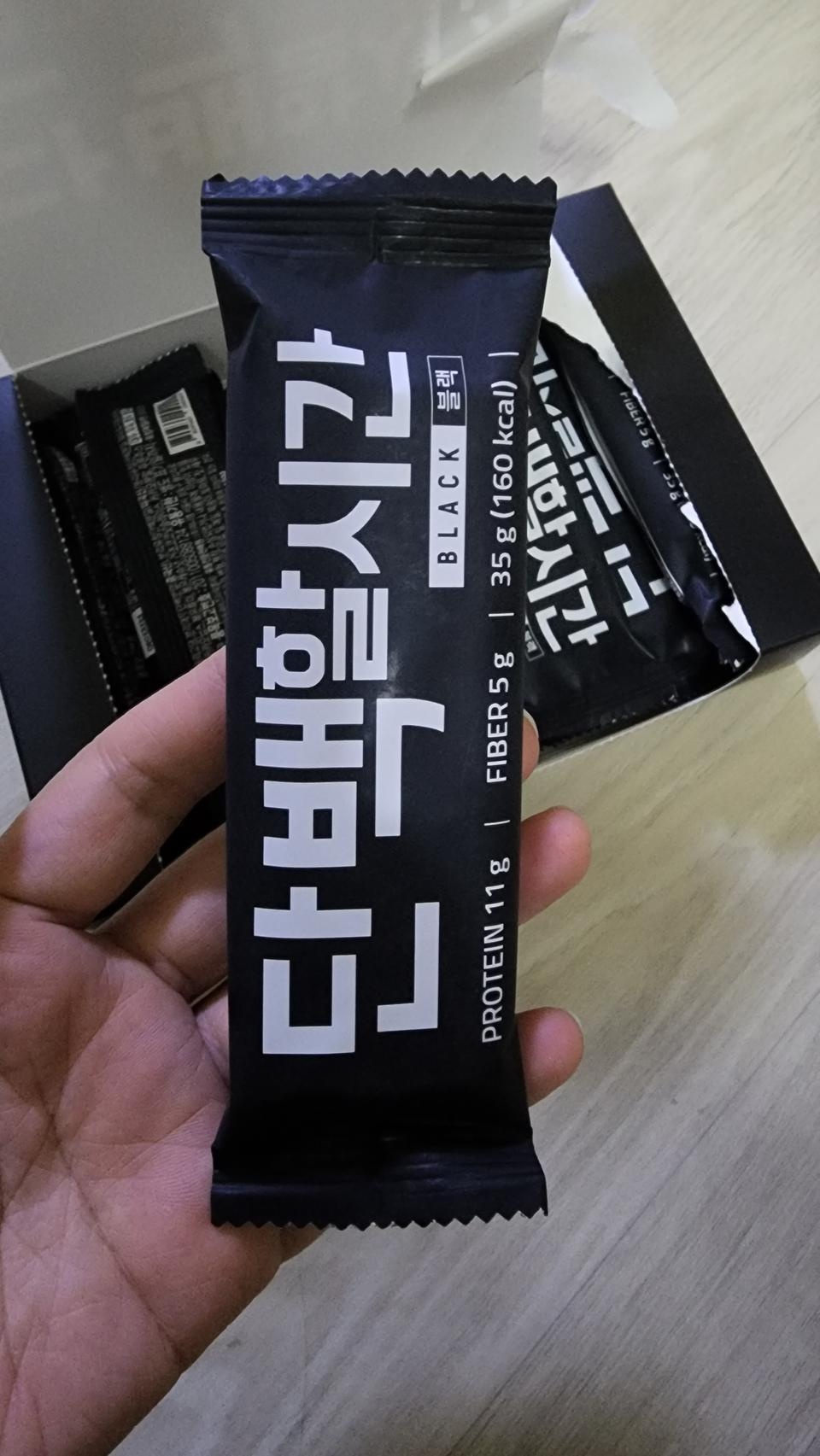지금 까지 먹어본 단백질바 중에 젤 제 입맛에 맛아요. 워낙에 카카오닙스를 좋아하는것도 있겠지만 좋은 성...