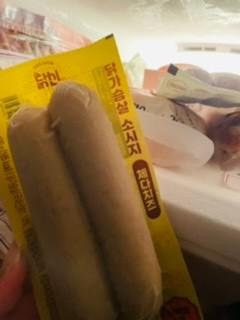 맛있어요. 식사대용으로 샀는데 그냥 간식으로 쭉쭉 들어가서 큰일이네요 ㅋㅋ 스리라차소스뿌려먹음 더 맛...