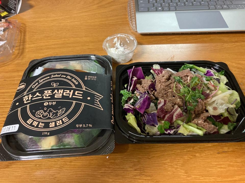 샐러드 종류가 다양하고 샐러드마다 어울리는 소스를 넣어줘서 맛있게 먹을 수 있습니다. 한동안 여기 샐러...